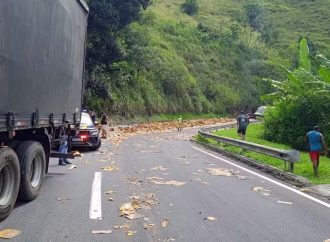 Veículo de carga que transportava biscoitos tomba e fecha Via Dutra