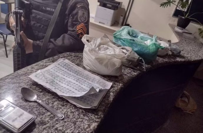 Cerca de 10 kg de cocaína são apreendidos em casa abandonada em Pinheiral