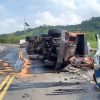 Acidente entre caminhão e van que transportava pacientes deixa três feridos em Sapucaia