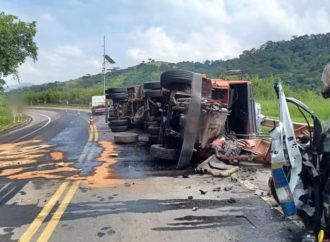 Acidente entre caminhão e van que transportava pacientes deixa três feridos em Sapucaia