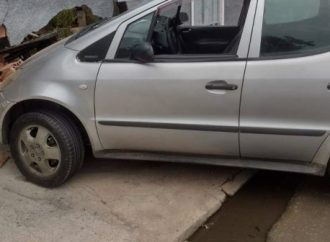 Menores pegam carro escondido em casa e veículo colide em muro de residência, em Valença