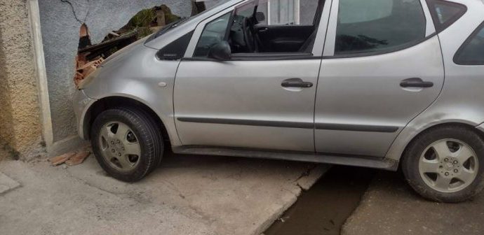 Menores pegam carro escondido em casa e veículo colide em muro de residência, em Valença