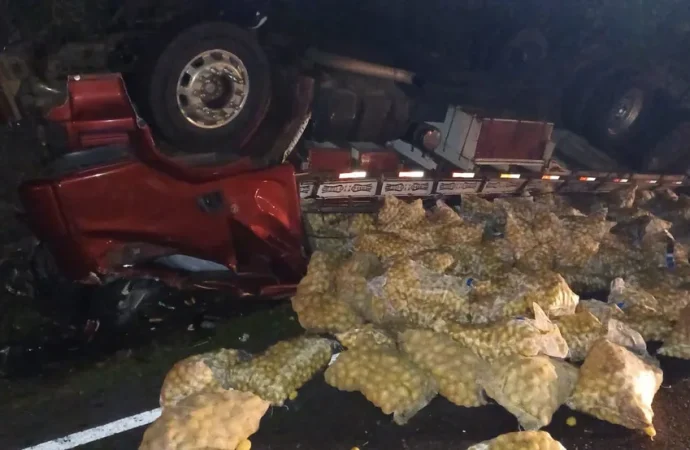 Caminhão tomba na Serra das Araras e motorista fica preso às ferragens