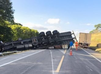 Carreta tomba na BR-393 e motorista fica ferido, em Vassouras