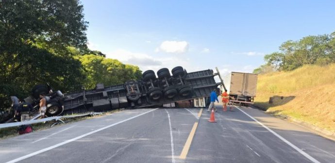 Carreta tomba na BR-393 e motorista fica ferido, em Vassouras