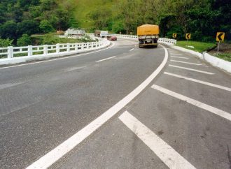 Acidente entre quatro caminhões deixa homem ferido na descida da Serra das Araras