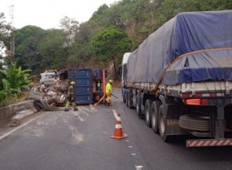 Tombamento de carreta é registrado na Serra das Araras, em Piraí