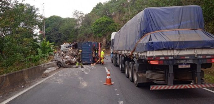 Tombamento de carreta é registrado na Serra das Araras, em Piraí