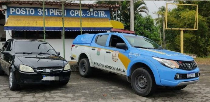 Agentes do Batalhão Rodoviário de Piraí, prende homem com carro clonado em Piraí