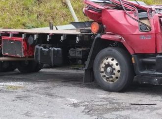 Motorista fica ferido após tombamento de carreta em Piraí