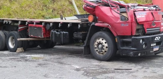 Motorista fica ferido após tombamento de carreta em Piraí