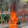 Carro pega fogo no Centro de Piraí