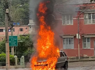 Carro pega fogo no Centro de Piraí