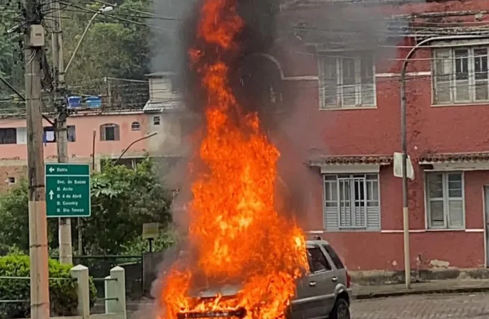 Carro pega fogo no Centro de Piraí