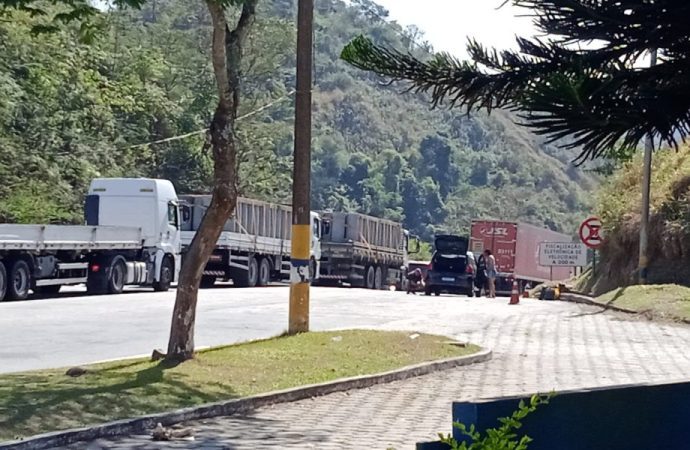 Carreta ‘cegonha’ tomba na Serra das Araras