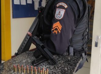 Homem é preso com pistola e munições após denúncia, em Vassouras