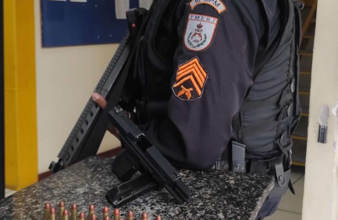 Homem é preso com pistola e munições após denúncia, em Vassouras