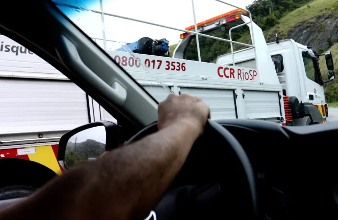 Caminhão carregado de doce tomba em Piraí