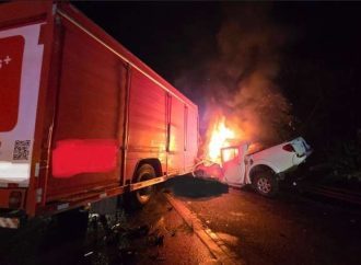 Acidente entre caminhão e carro deixa um morto em Barra do Piraí