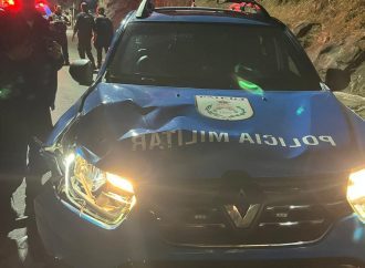 Menor bate de moto em viatura da PM em Paraíba do Sul durante fuga