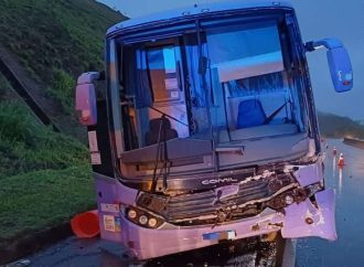 Ônibus de turismo colide com guincho da concessionária na Via Dutra