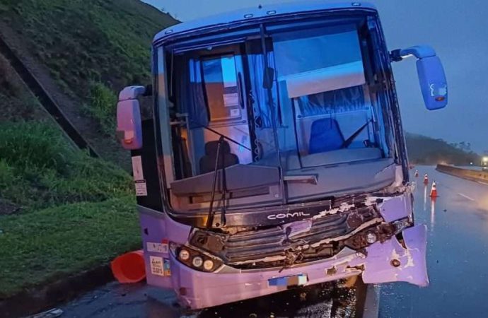 Ônibus de turismo colide com guincho da concessionária na Via Dutra