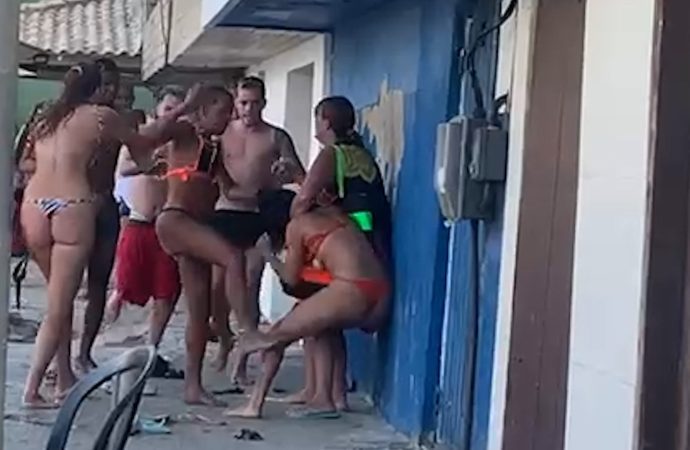 Mulher descobre durante um passeio de barco em Arraial do Cabo que as duas amigas eram amantes de seu marido