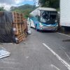 Carreta tomba na Serra das Araras e causa interdição na Dutra