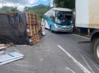 Carreta tomba na Serra das Araras e causa interdição na Dutra