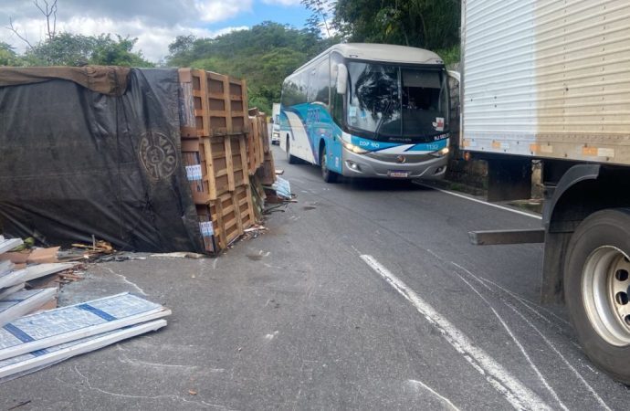 Carreta tomba na Serra das Araras e causa interdição na Dutra