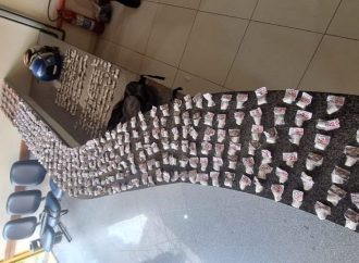 Flagrante de tráfico de drogas é registrado em Valença na frente da delegacia