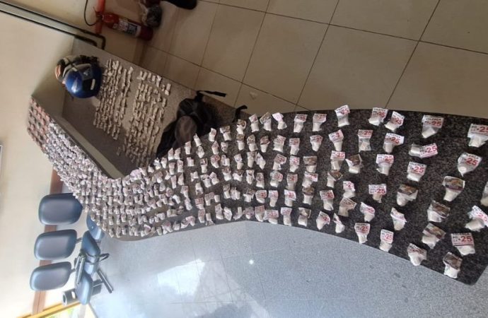 Flagrante de tráfico de drogas é registrado em Valença na frente da delegacia