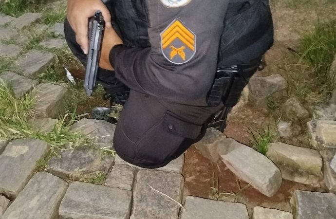 Suspeito foge da PM, mas deixa droga para trás em Três Rios