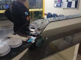 Um suspeito detido e drogas, arma e outros materiais do tráfico apreendidos em Valença