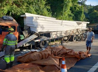 Duas carretas se envolvem em acidente na manhã desta quarta-feira, na Serra das Araras