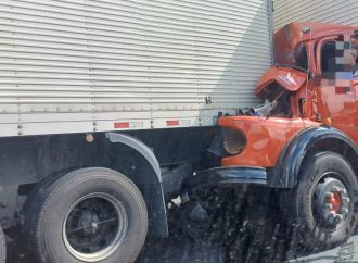 Acidente interdita rodovia na descida da Serra das Araras, em Piraí