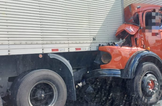 Acidente interdita rodovia na descida da Serra das Araras, em Piraí