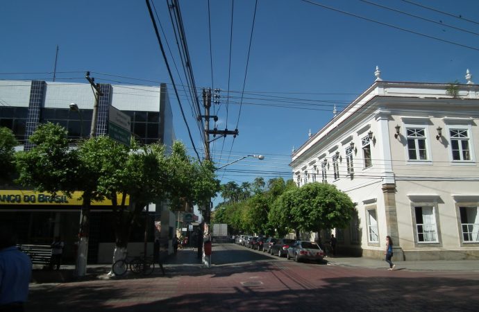 Cliente de banco fica preso dentro de agência bancária em Paraíba do Sul