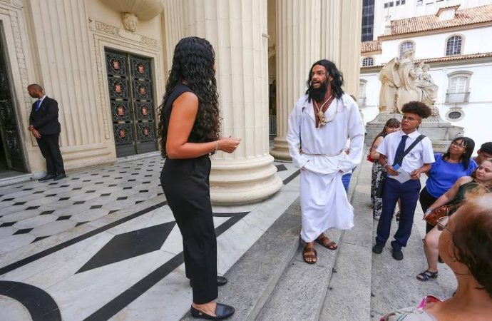 Visita guiada teatralizada no Palácio Tiradentes marca celebração de 50 anos da Alerj
