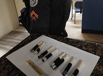 Suspeitos de tráfico abandonam drogas após ação da PM em Paraíba do Sul