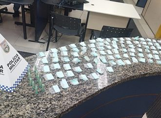 Após denúncia, PM apreende crack e cocaína em em Itatiaia