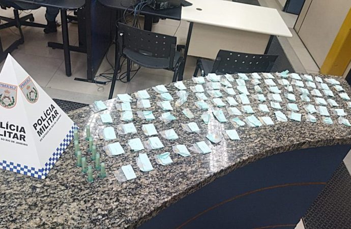 Após denúncia, PM apreende crack e cocaína em em Itatiaia