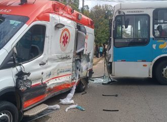 Ambulância e ônibus se envolvem em acidente em Três Rios