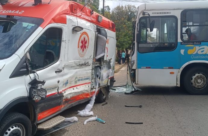 Ambulância e ônibus se envolvem em acidente em Três Rios