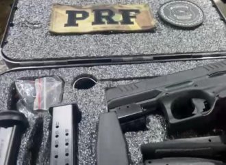 PRF prende homem que transportava arma de fogo em um ônibus