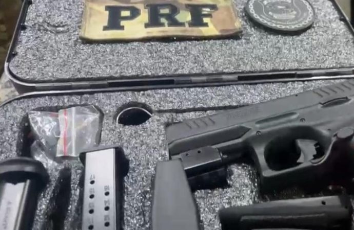 PRF prende homem que transportava arma de fogo em um ônibus