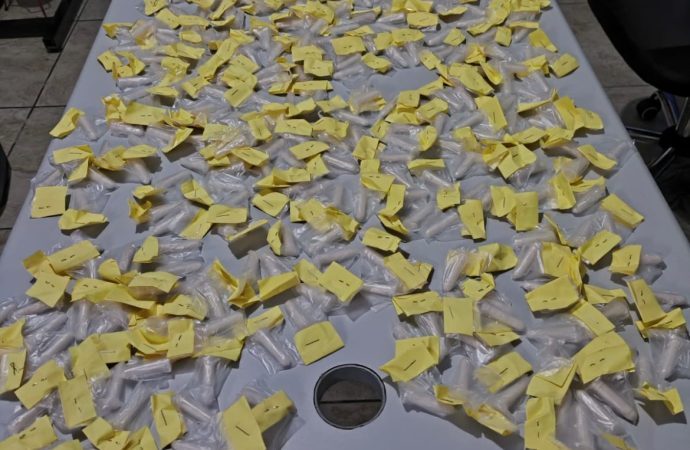 Polícia prende homem, mulher e adolescente com mais de 400 pinos de cocaína em Piraí