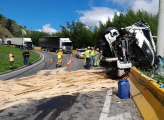 Acidente na Serra das Araras interdita totalmente a Dutra em Piraí