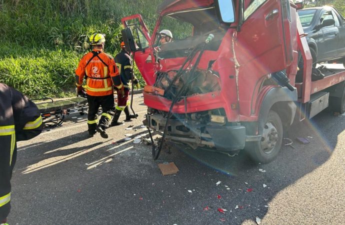 Acidente no km 236 da Dutra, em Piraí deixa três feridos