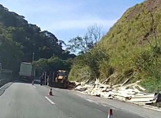 Carreta com carga de madeira tomba na Via Dutra e causa lentidão em Piraí